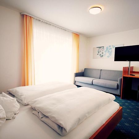Gruener Baum Garni Hotel Krumbach Bagian luar foto