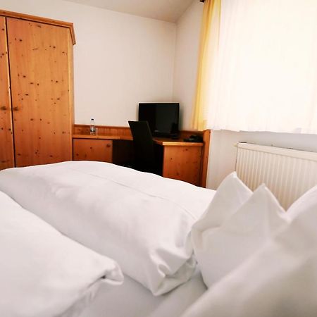 Gruener Baum Garni Hotel Krumbach Bagian luar foto