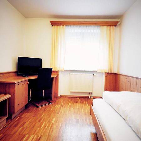 Gruener Baum Garni Hotel Krumbach Bagian luar foto