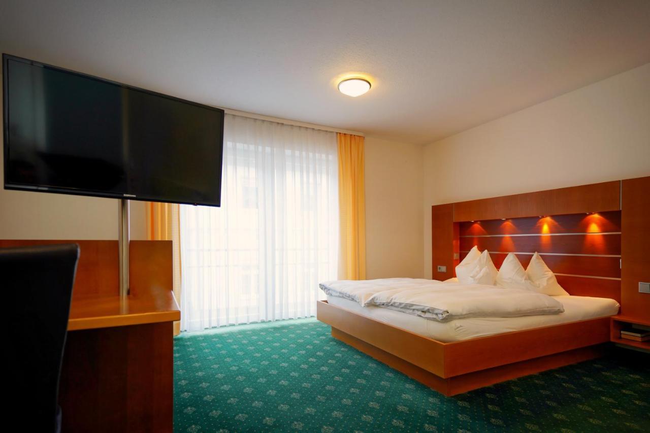 Gruener Baum Garni Hotel Krumbach Bagian luar foto