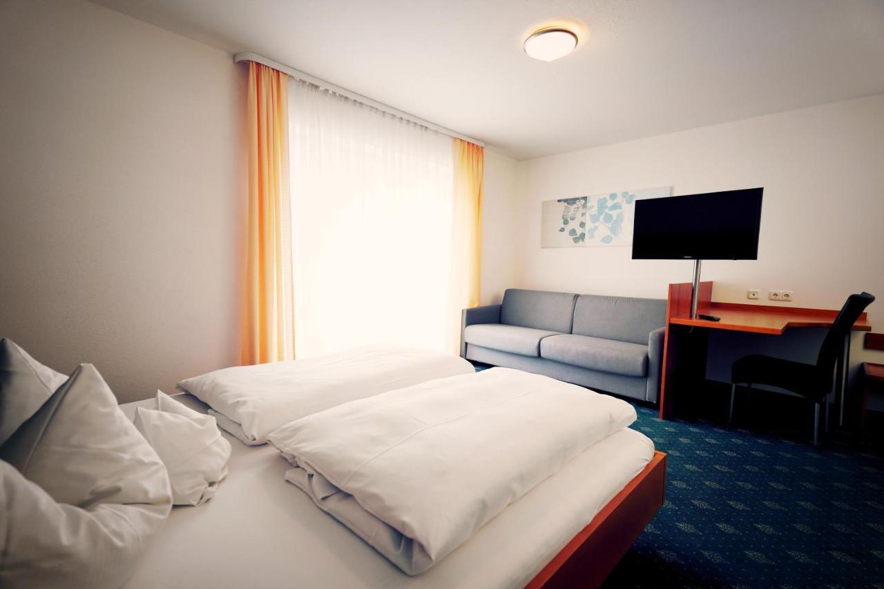 Gruener Baum Garni Hotel Krumbach Bagian luar foto