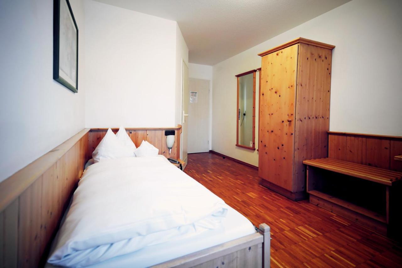 Gruener Baum Garni Hotel Krumbach Bagian luar foto