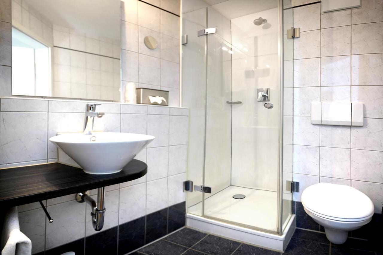 Gruener Baum Garni Hotel Krumbach Bagian luar foto