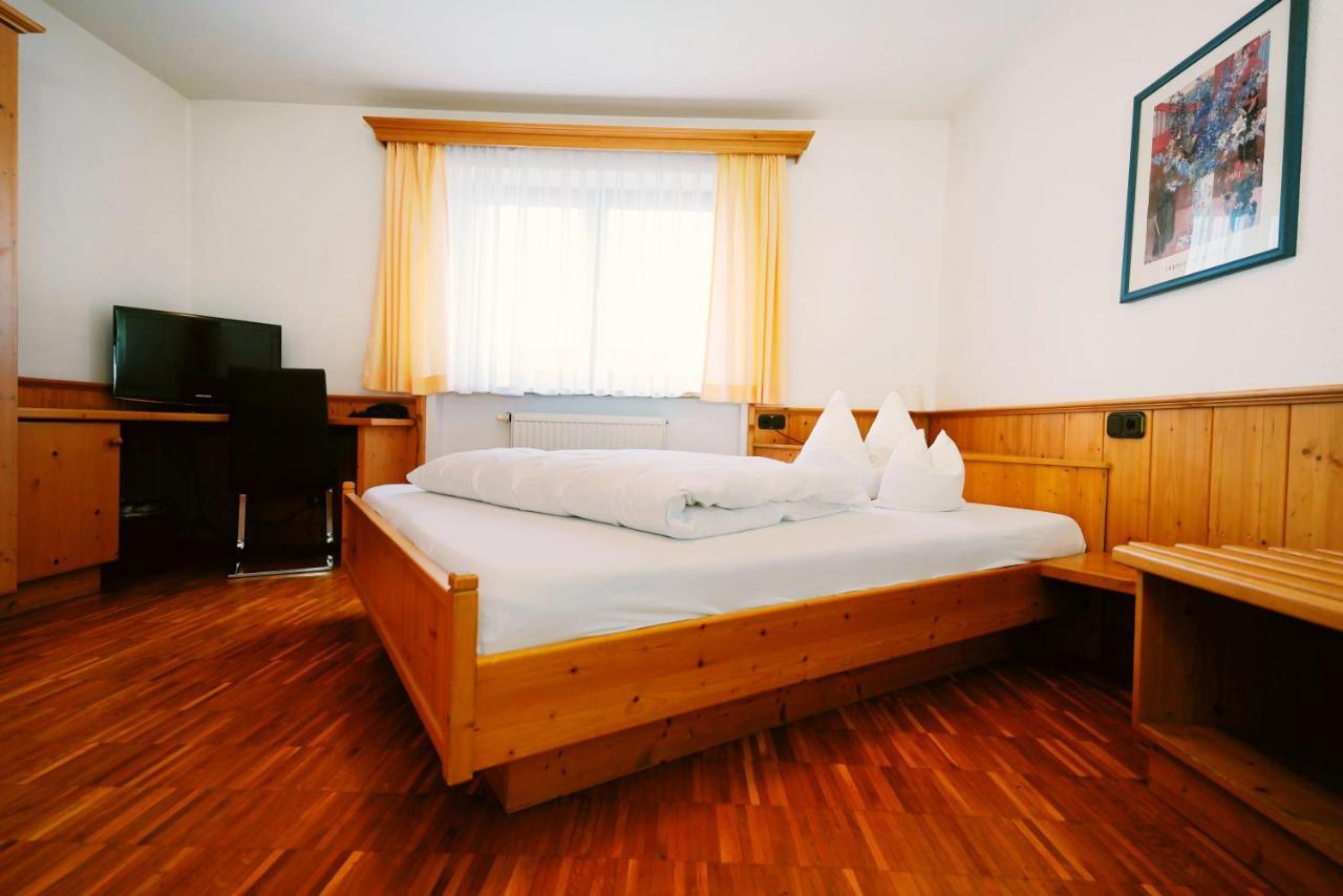 Gruener Baum Garni Hotel Krumbach Bagian luar foto