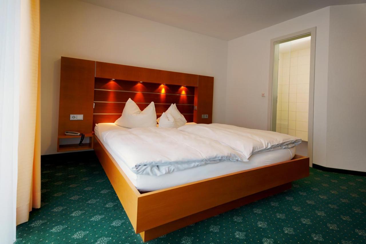 Gruener Baum Garni Hotel Krumbach Bagian luar foto