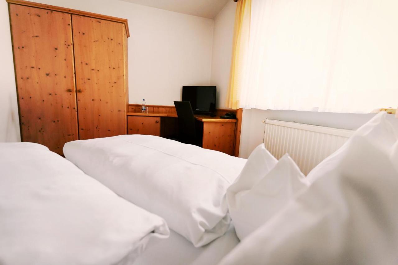 Gruener Baum Garni Hotel Krumbach Bagian luar foto