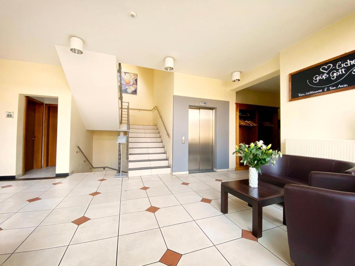 Gruener Baum Garni Hotel Krumbach Bagian luar foto