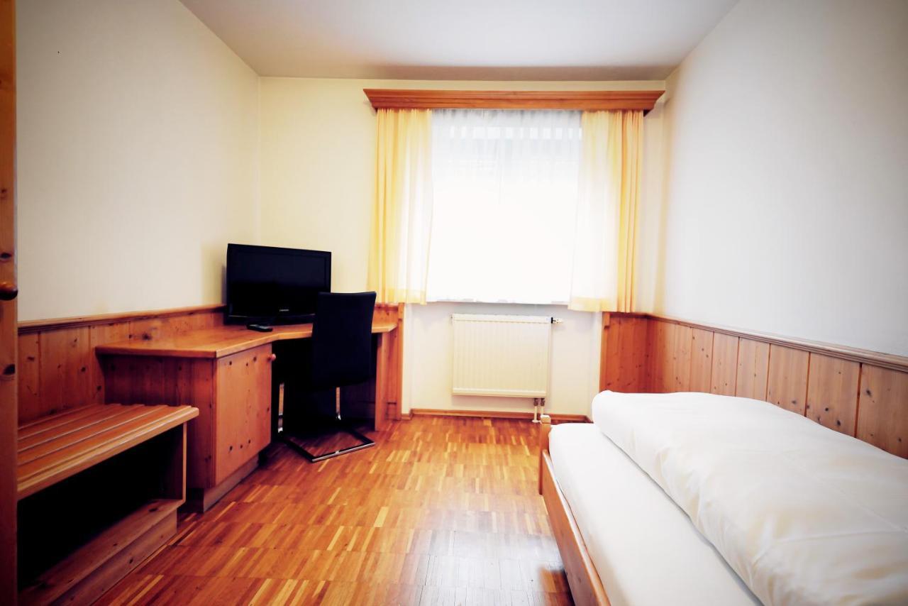 Gruener Baum Garni Hotel Krumbach Bagian luar foto