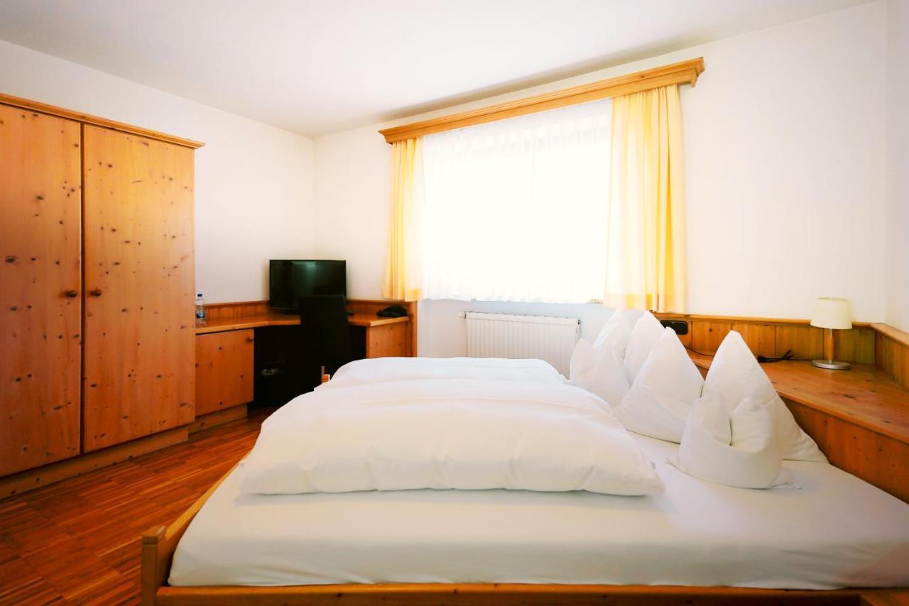 Gruener Baum Garni Hotel Krumbach Bagian luar foto