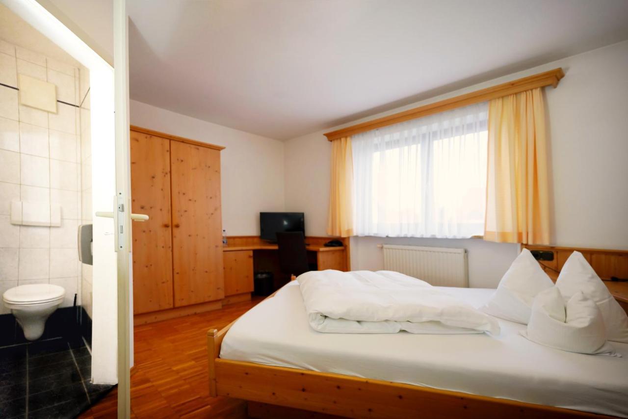 Gruener Baum Garni Hotel Krumbach Bagian luar foto