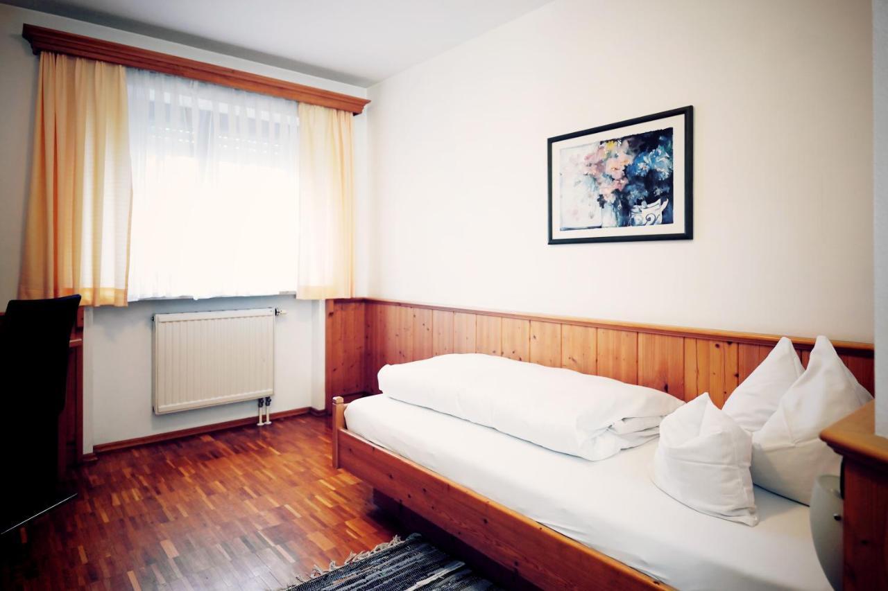 Gruener Baum Garni Hotel Krumbach Bagian luar foto